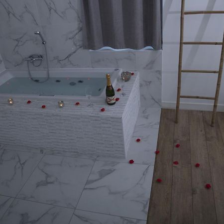 Triplex 110 M2 Centre Historique Avec Jacuzzi Dinan Apartment Ngoại thất bức ảnh