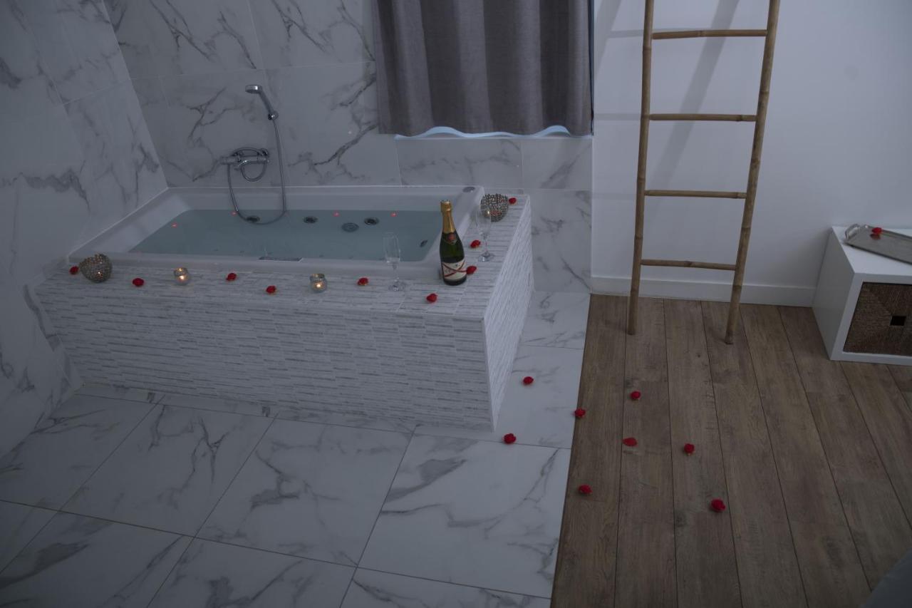 Triplex 110 M2 Centre Historique Avec Jacuzzi Dinan Apartment Ngoại thất bức ảnh