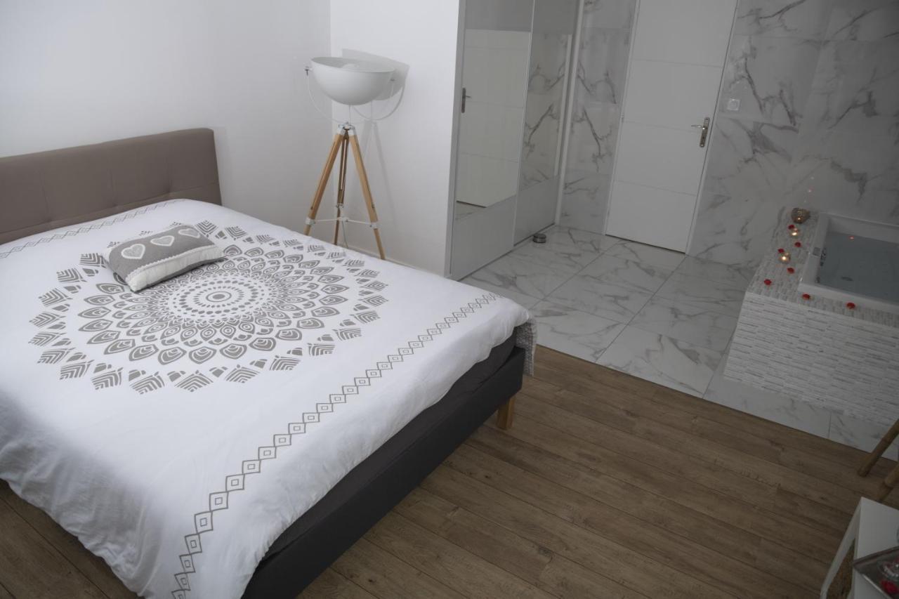 Triplex 110 M2 Centre Historique Avec Jacuzzi Dinan Apartment Ngoại thất bức ảnh
